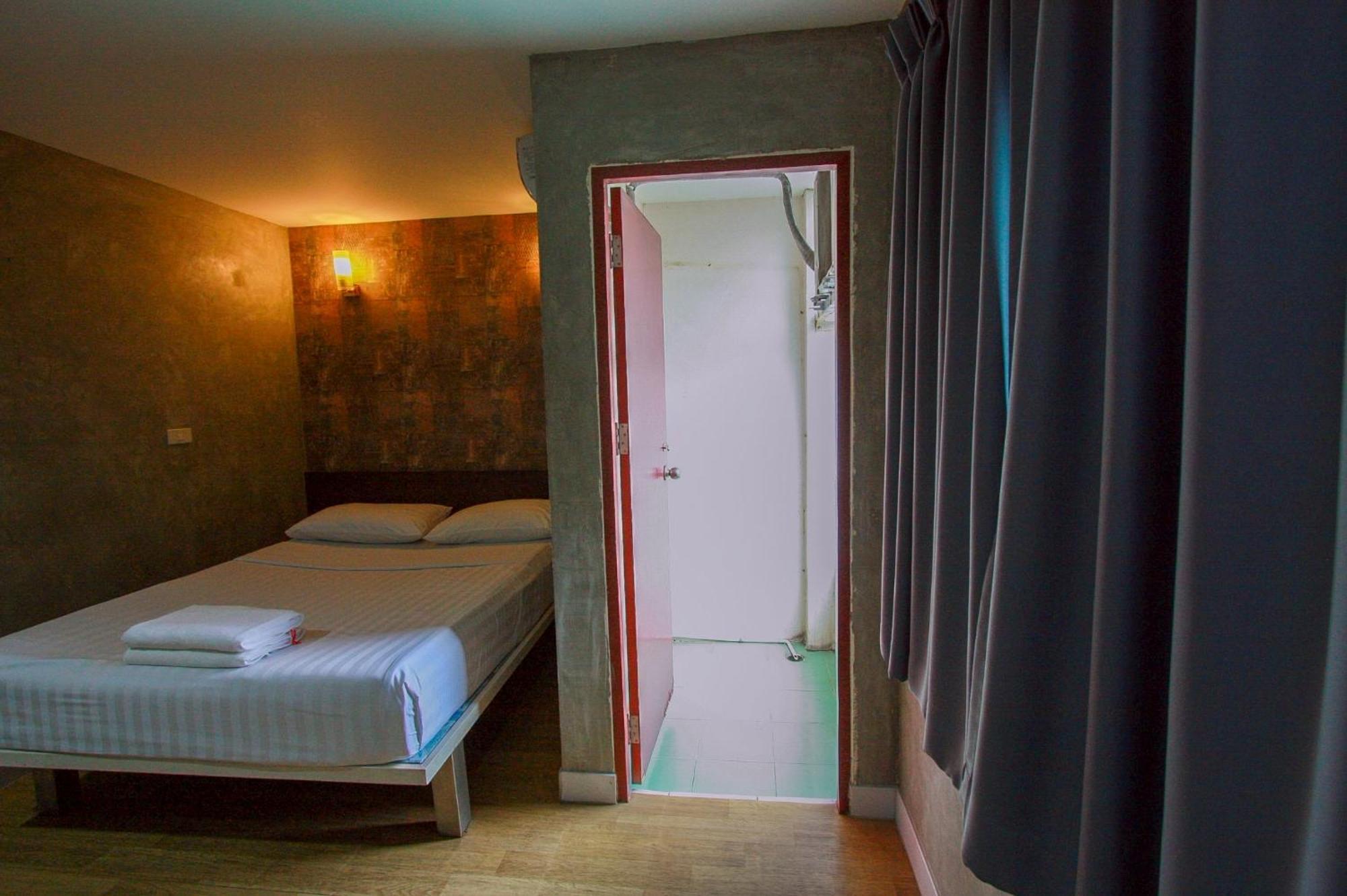 18 Coins Budget Hotel Паттая Номер фото